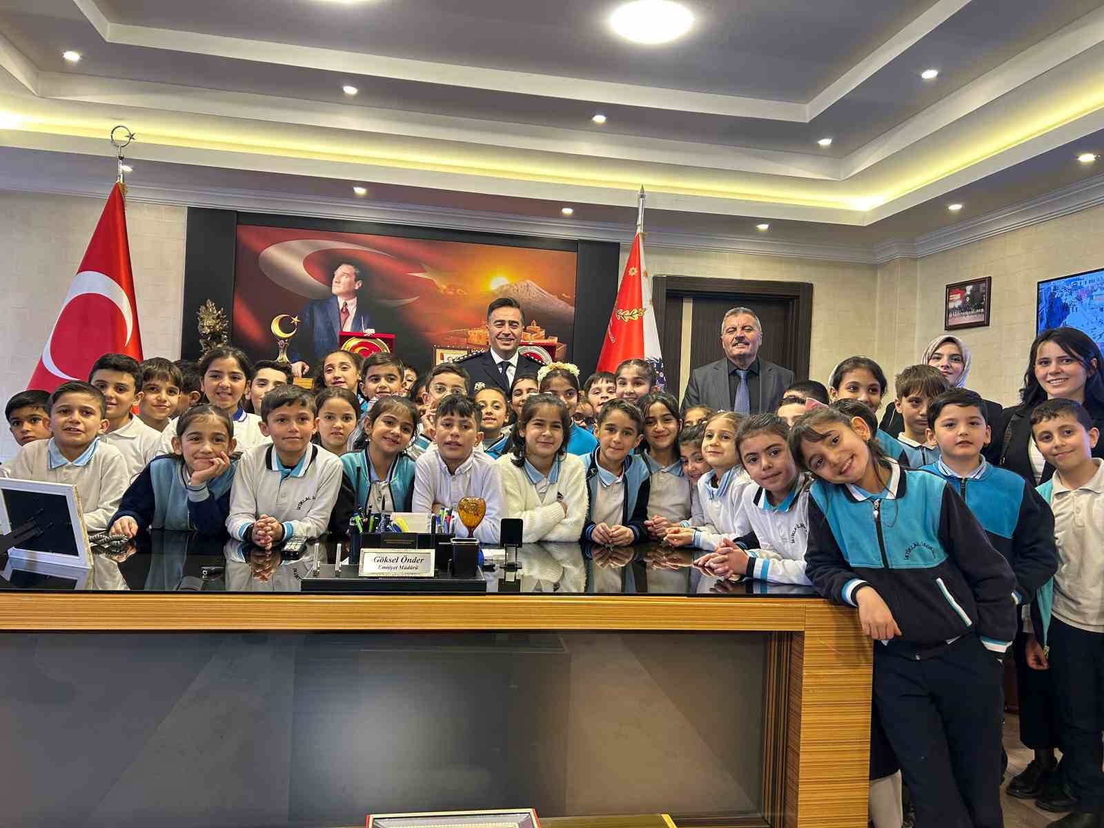 Ağrı’da öğrenciler Polis Haftası kapsamında emniyeti ziyaret etti
Ağrı’da öğrenciler Polis Haftası kapsamında emniyeti ziyaret etti