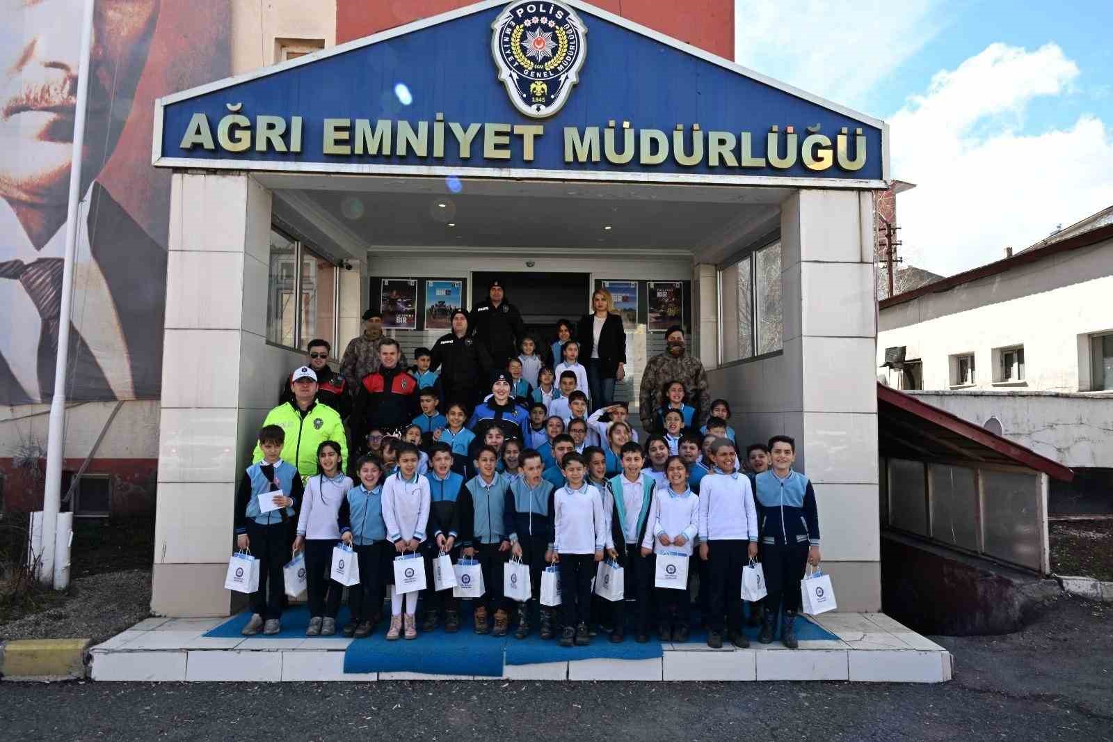 Ağrı’da öğrenciler Polis Haftası kapsamında emniyeti ziyaret etti
Ağrı’da öğrenciler Polis Haftası kapsamında emniyeti ziyaret etti