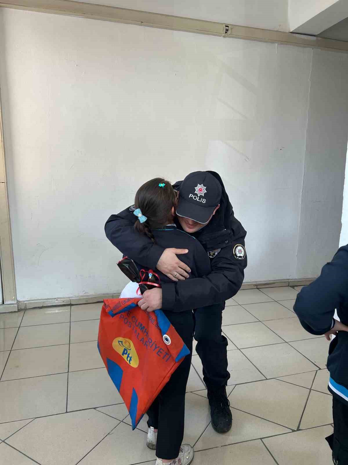 Ağrı’da öğrenciler Polis Haftası kapsamında emniyeti ziyaret etti
Ağrı’da öğrenciler Polis Haftası kapsamında emniyeti ziyaret etti