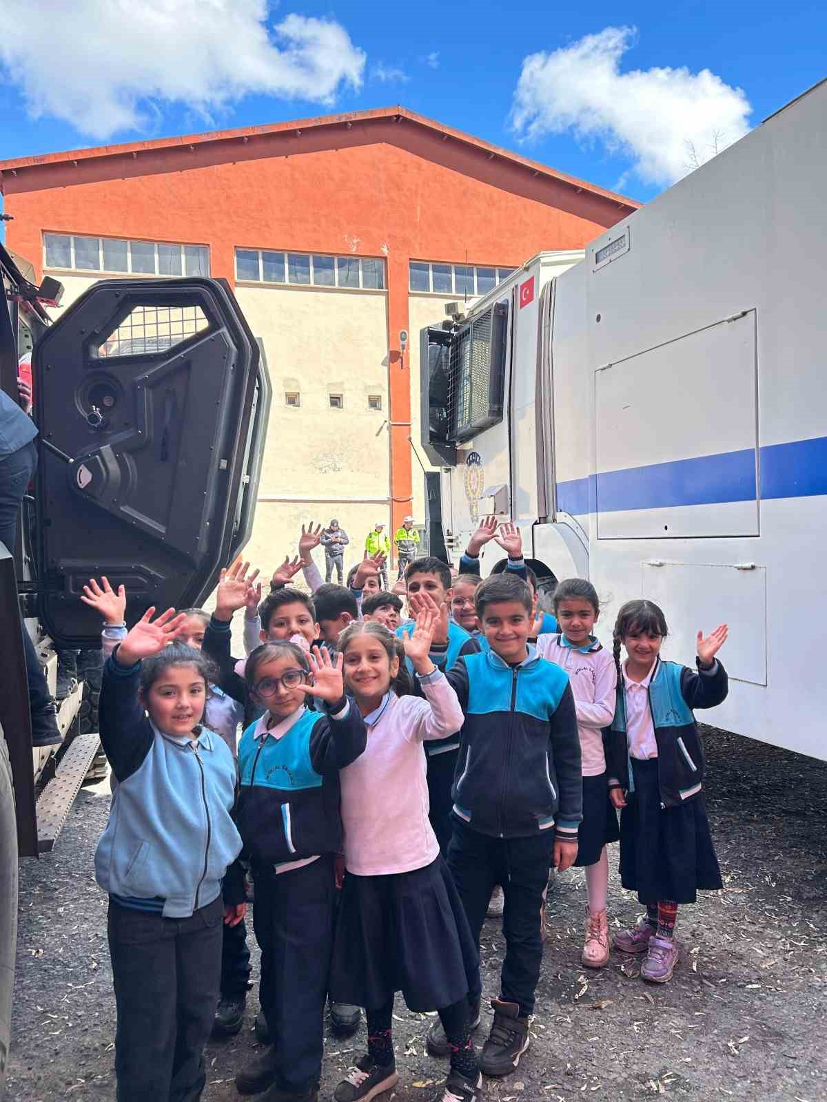 Ağrı’da öğrenciler Polis Haftası kapsamında emniyeti ziyaret etti
Ağrı’da öğrenciler Polis Haftası kapsamında emniyeti ziyaret etti