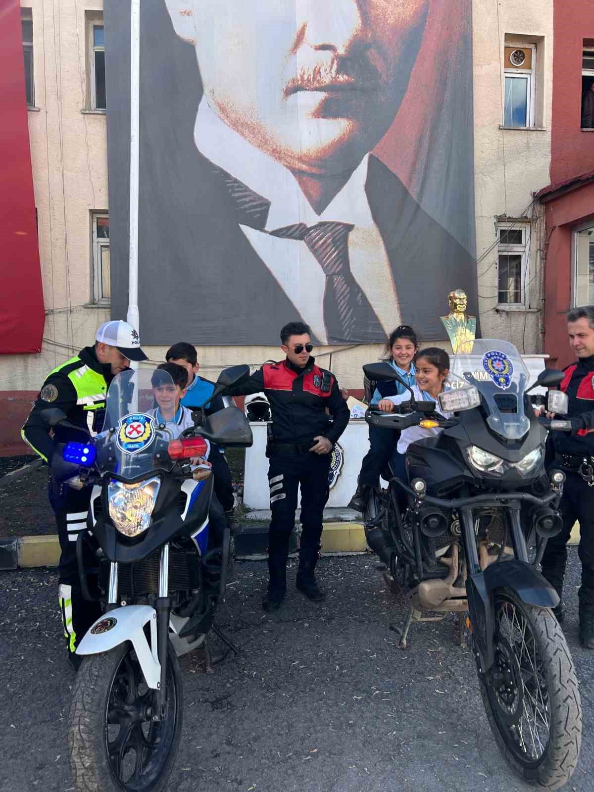 Ağrı’da öğrenciler Polis Haftası kapsamında emniyeti ziyaret etti
Ağrı’da öğrenciler Polis Haftası kapsamında emniyeti ziyaret etti