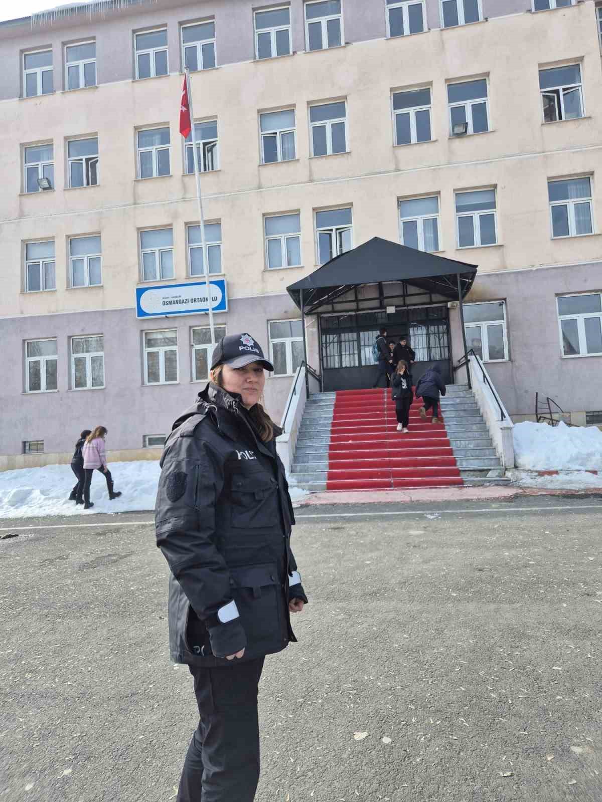 Ağrı’da okul çevrelerinde güvenlik önlemleri artırıldı
Ağrı’da okul çevrelerinde güvenlik önlemleri artırıldı