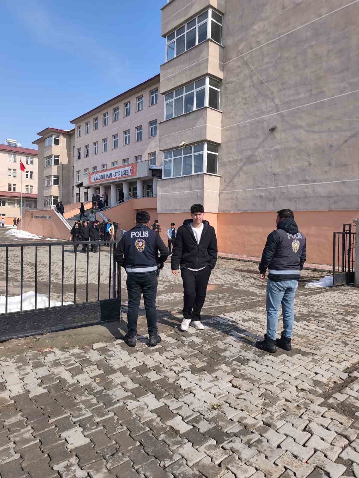 Ağrı’da okul çevrelerinde güvenlik önlemleri artırıldı
Ağrı’da okul çevrelerinde güvenlik önlemleri artırıldı