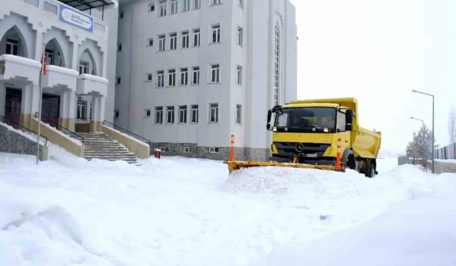 Ağrı’da okullar ikinci dönem öncesi kar temizleme çalışmalarıyla hazırlandı
