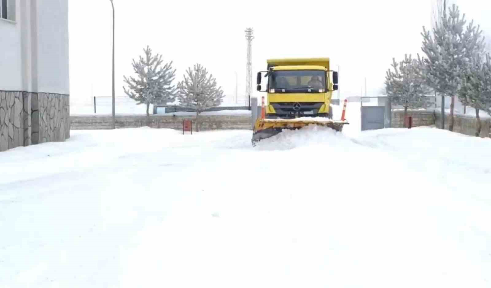 Ağrı’da okullar ikinci dönem öncesi kar temizleme çalışmalarıyla hazırlandı
