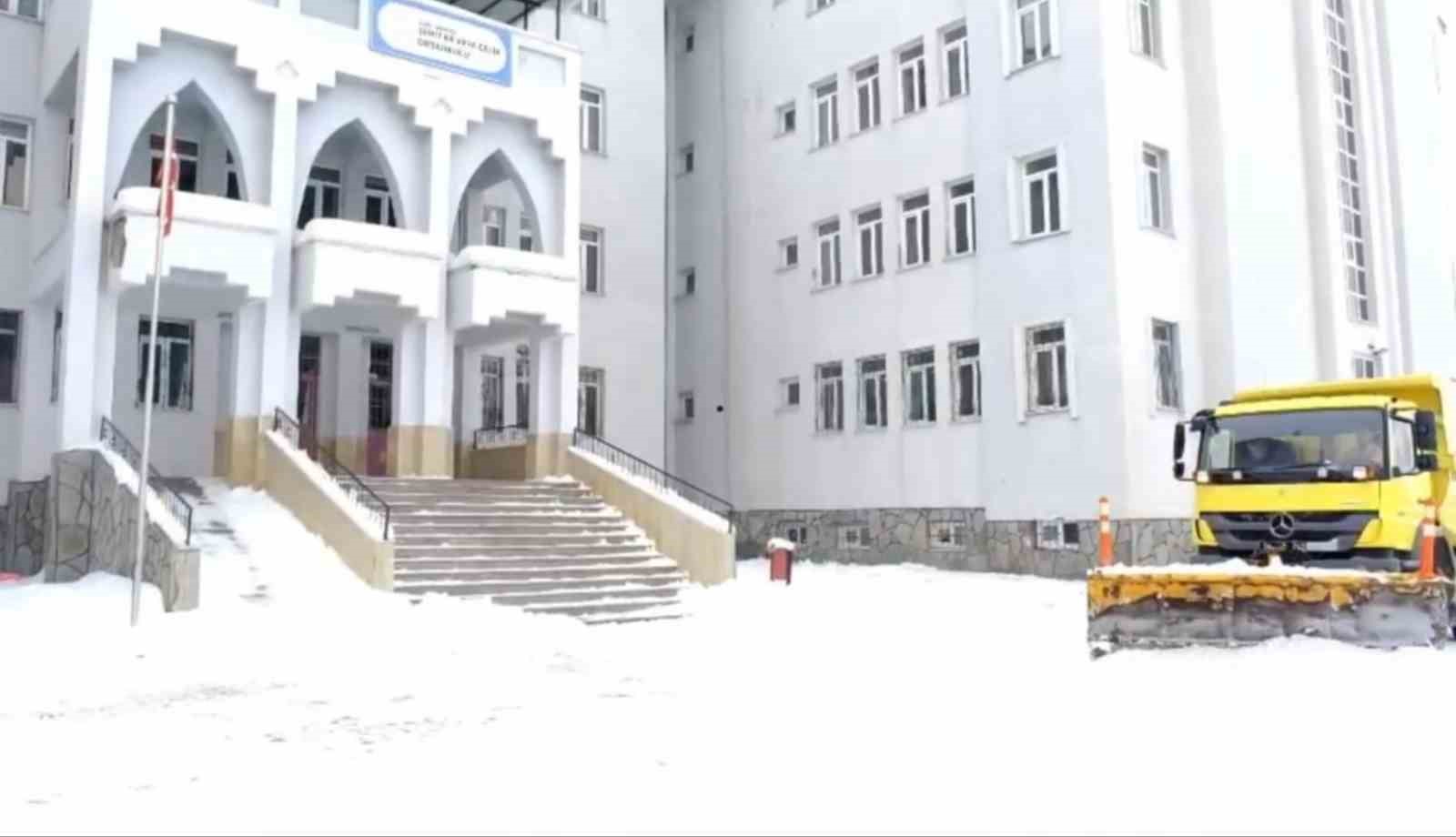 Ağrı’da okullar ikinci dönem öncesi kar temizleme çalışmalarıyla hazırlandı
