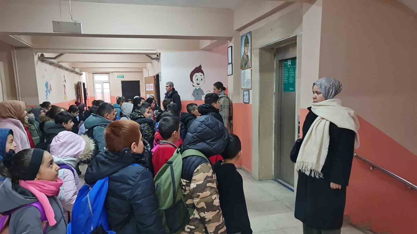 Ağrı’da okullarda 6 Şubat depremleri için saygı duruşu
