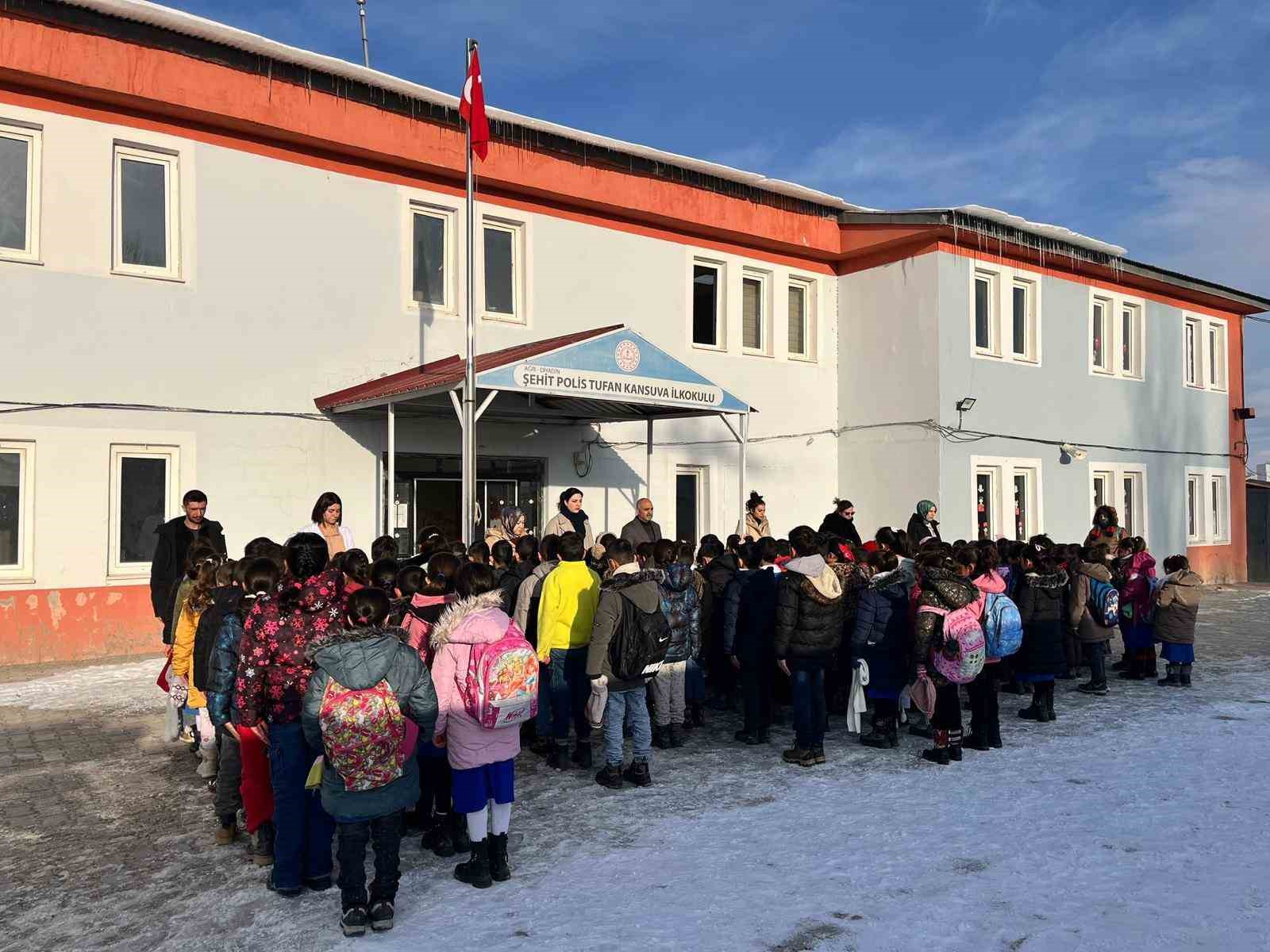 Ağrı’da okullarda 6 Şubat depremleri için saygı duruşu
