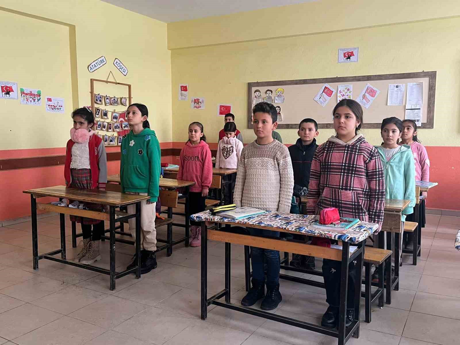 Ağrı’da okullarda 6 Şubat depremleri için saygı duruşu
