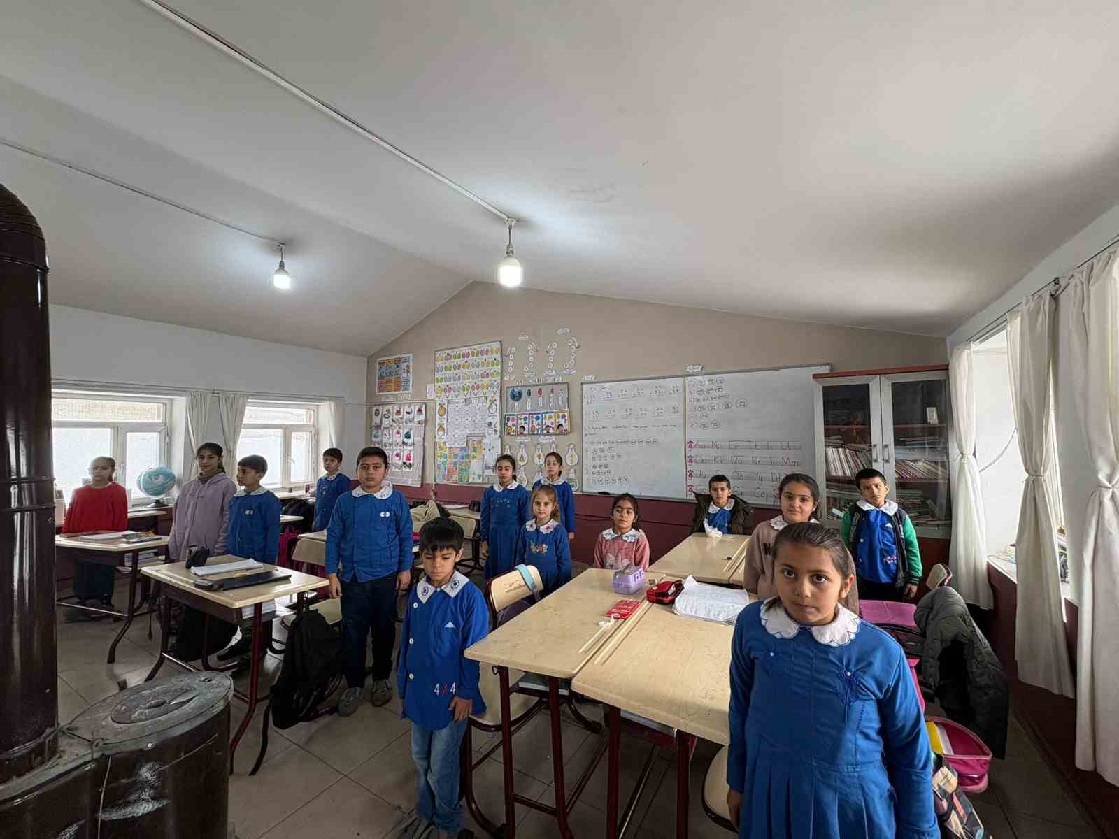 Ağrı’da okullarda 6 Şubat depremleri için saygı duruşu
