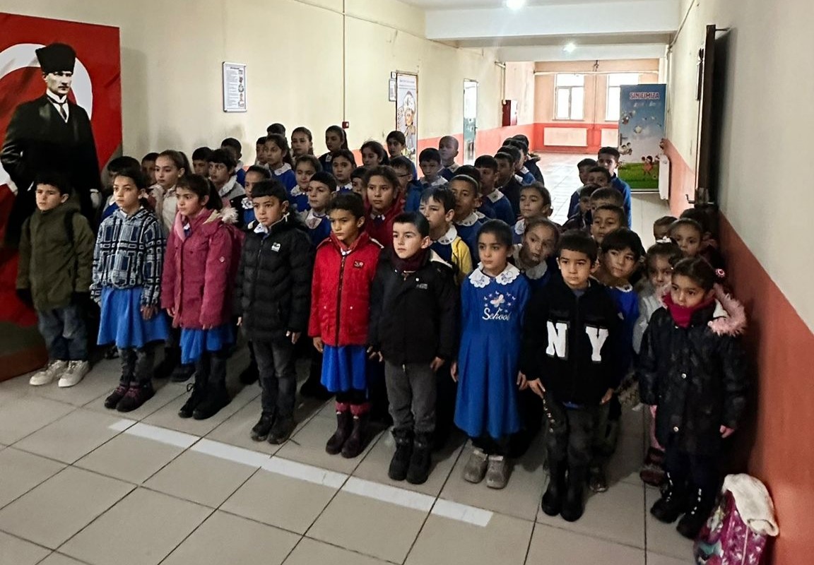 Ağrı’da okullarda 6 Şubat depremleri için saygı duruşu
