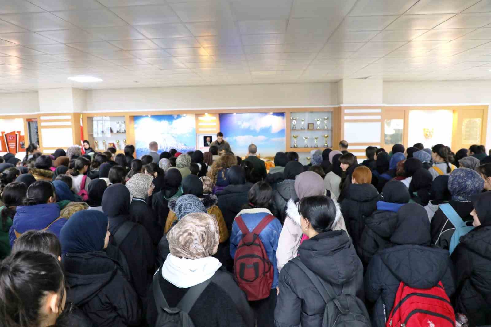 Ağrı’da okullarda eğitim, Kahramanmaraş’ta hayatını kaybedenler için okunan Fatiha ile başladı
