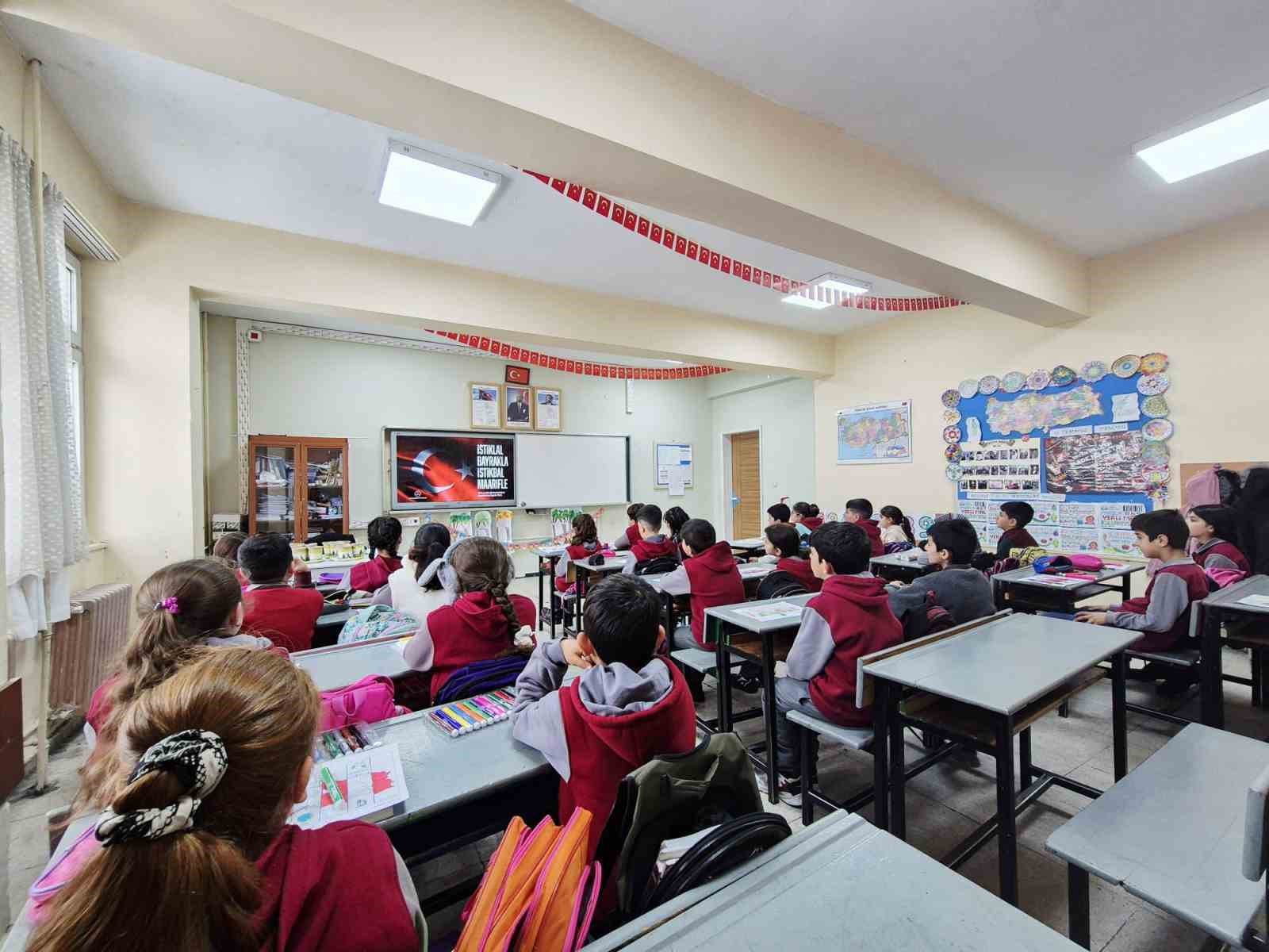 Ağrı’da okullarda ikinci dönem "Bayrak Sevgisi" temasıyla başladı
