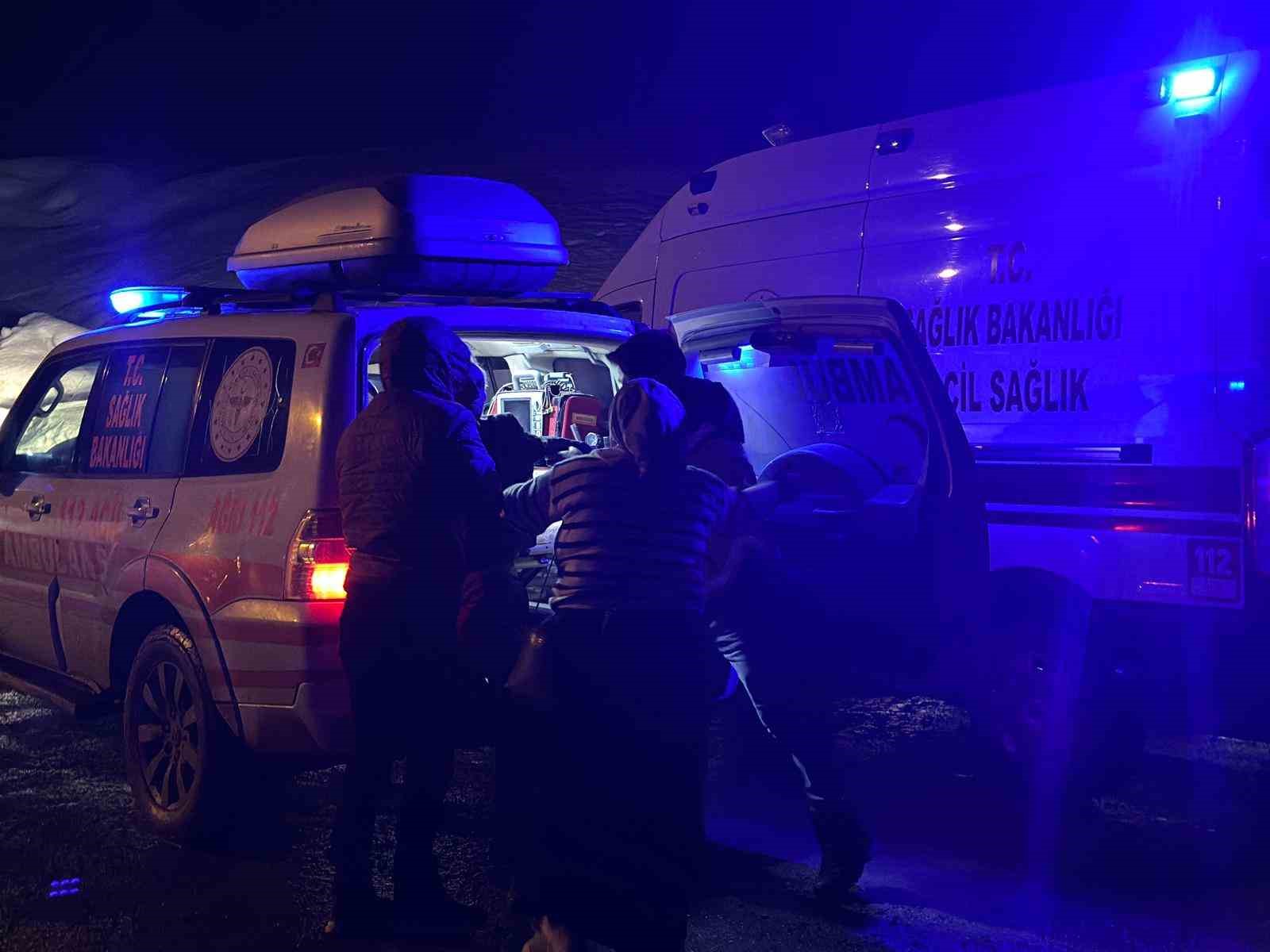 Ağrı’da rahatsızlanan hasta arazi tipi ambulansla hastaneye kaldırıldı
