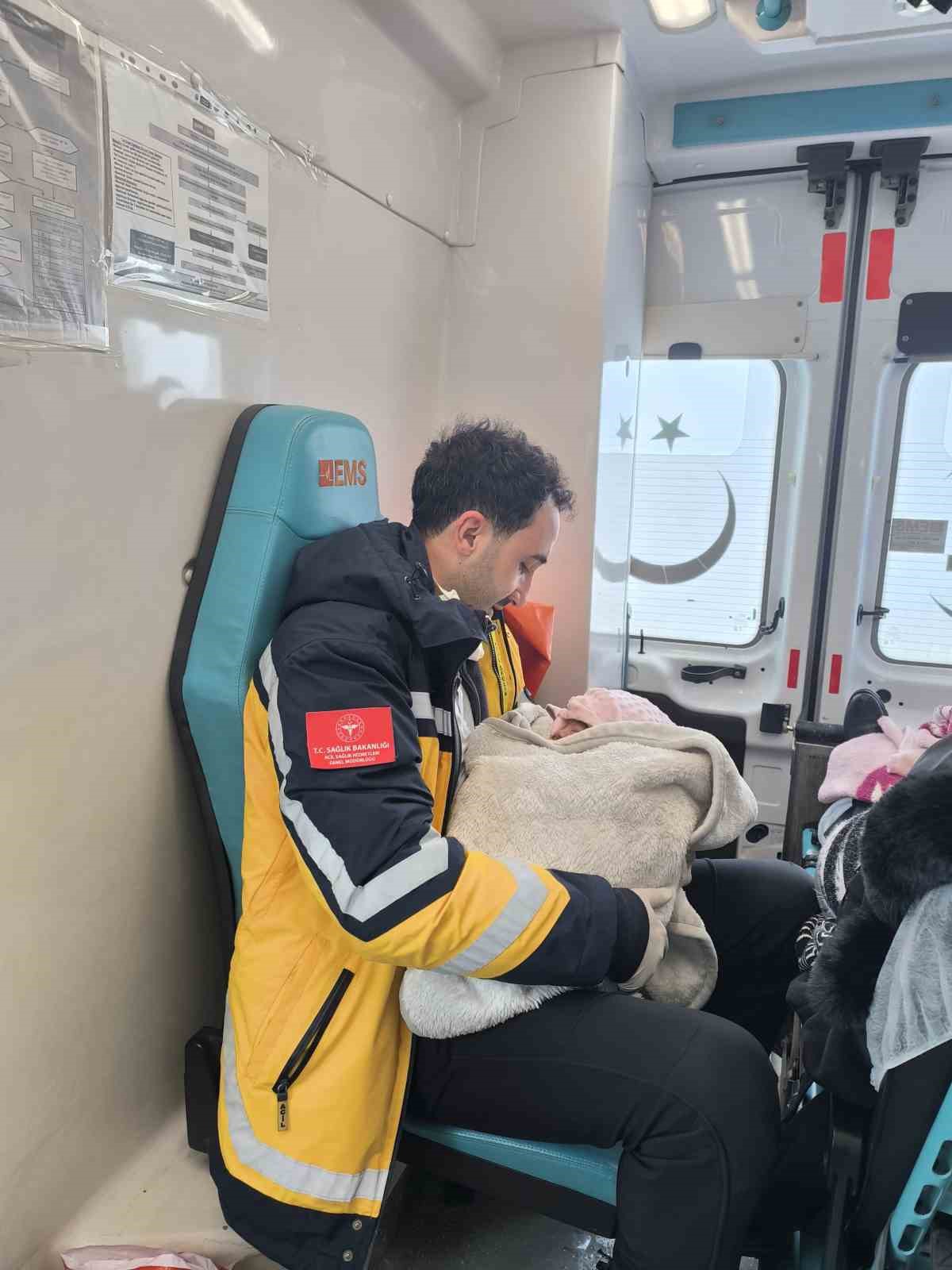 Ağrı’da sağlık ekipleri evde doğuma yetişti
