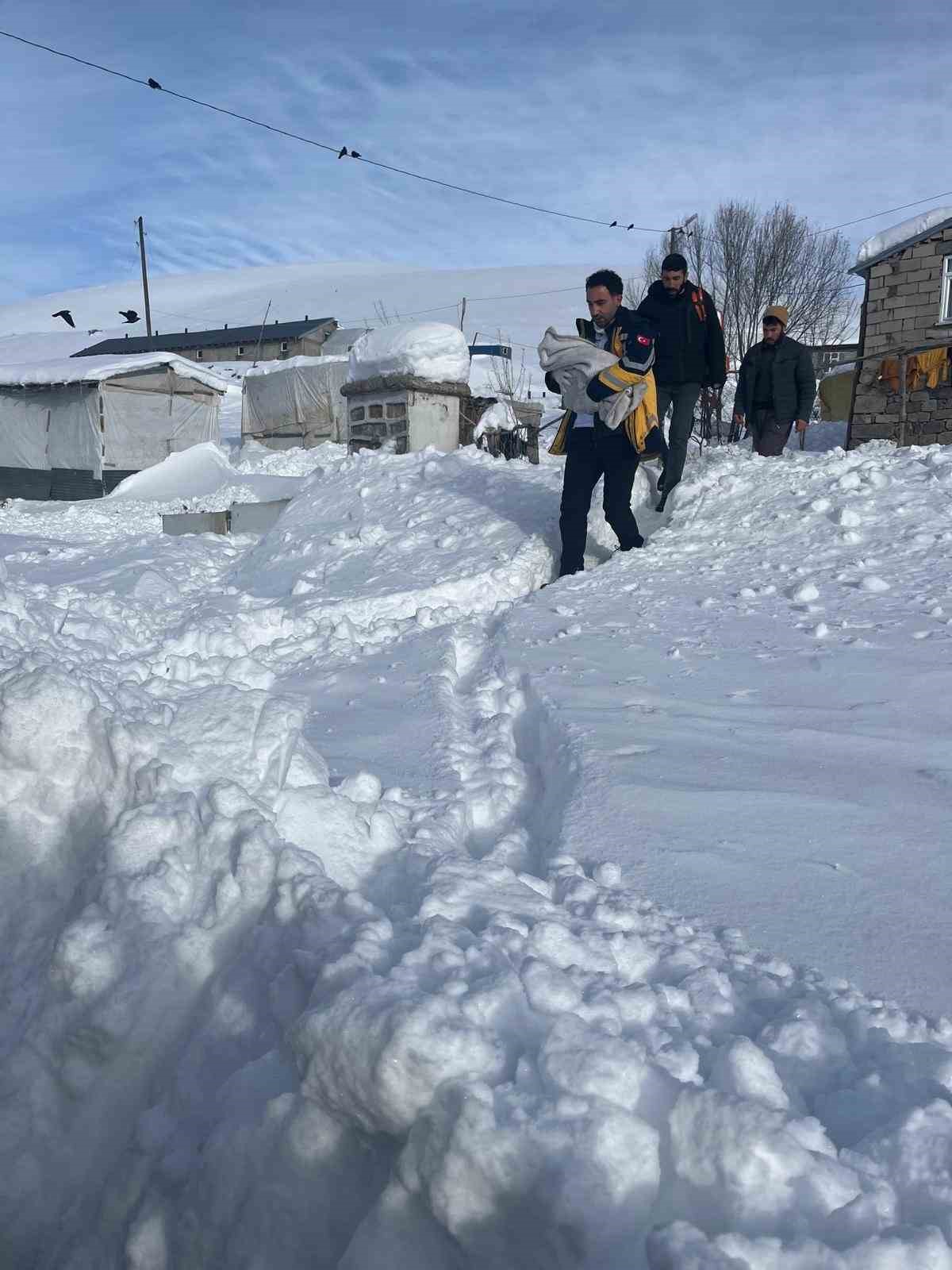 Ağrı’da sağlık ekipleri evde doğuma yetişti
