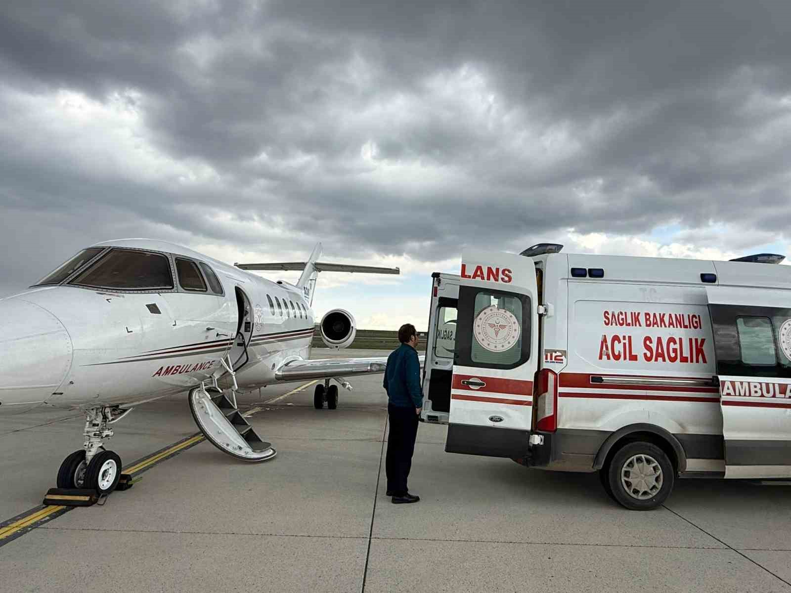 Ağrı’da tedavi gören prematüre bebek ambulans uçakla Elazığ’a sevk edildi
