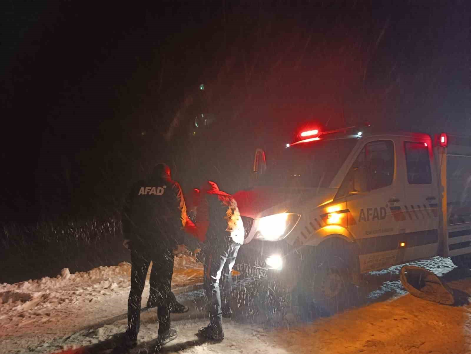 Ağrı’da tipi nedeniyle şarampole kayan araçtaki 2’si çocuk 4 kişi kurtarıldı
