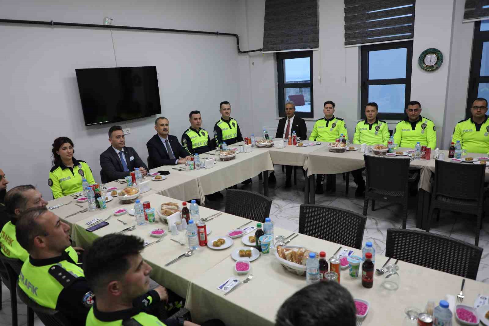 Ağrı’da Vali Bozkurt, trafik polisleriyle iftarda bir araya geldi
