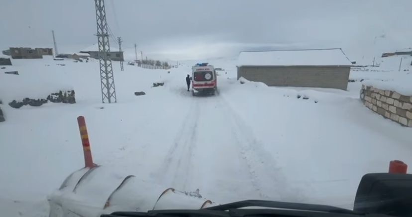 Ağrı’da yolların açılmasıyla hastalar hastaneye ulaştırıldı
