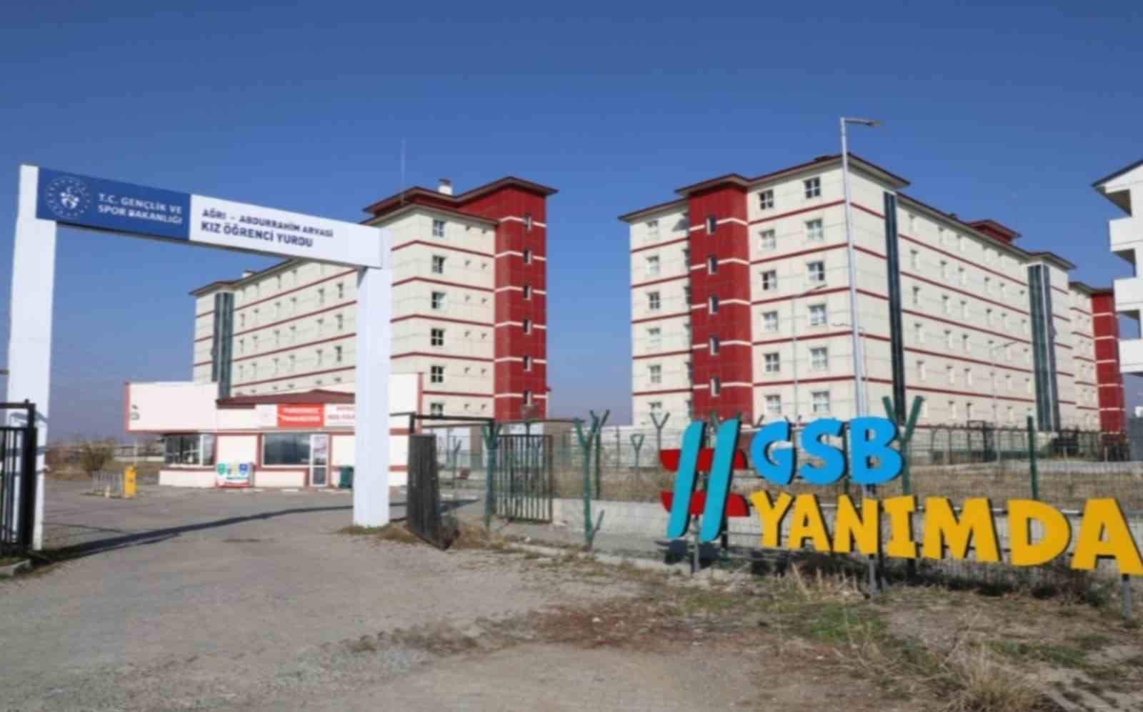 Ağrı’da yurtta tahliye edilen binadaki kokunun nedeni biber gazı çıktı
