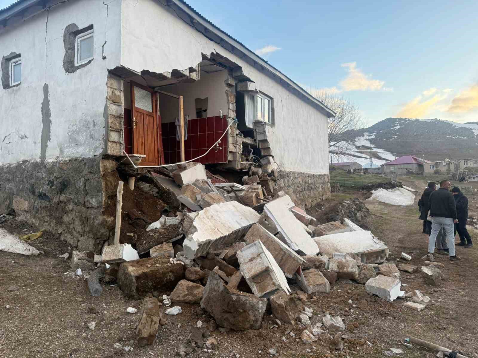 Ağrı’daki depremde köylerde bazı yapılarda hasar meydana geldi
