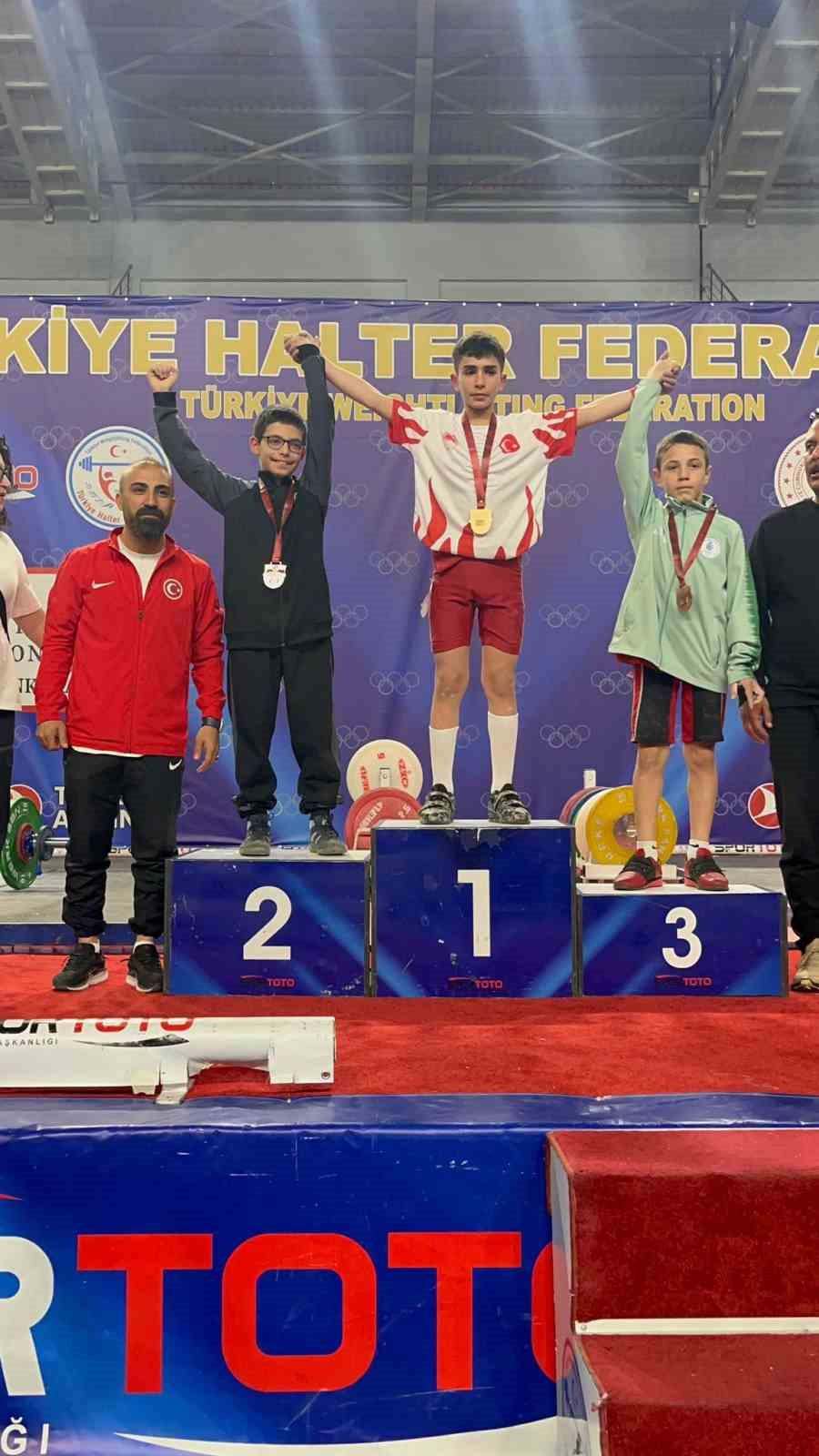 Ağrılı öğrenci halterde Türkiye şampiyonu oldu
