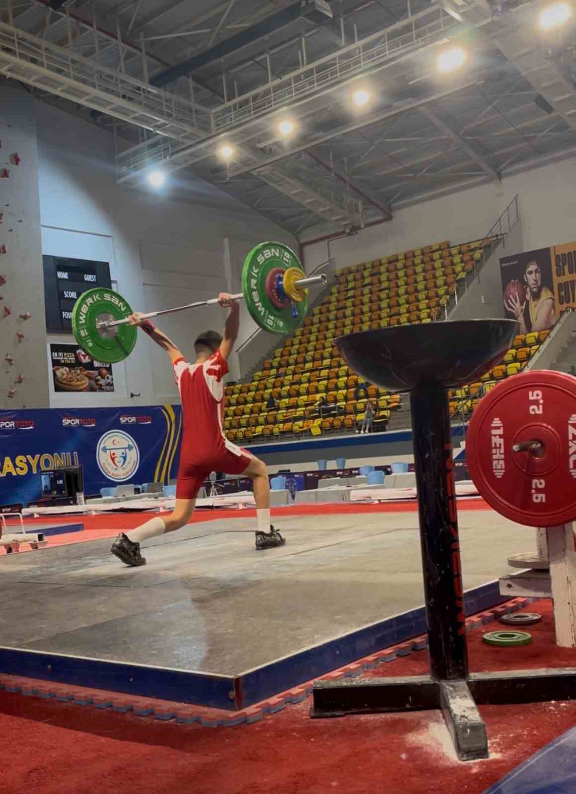 Ağrılı öğrenci halterde Türkiye şampiyonu oldu
