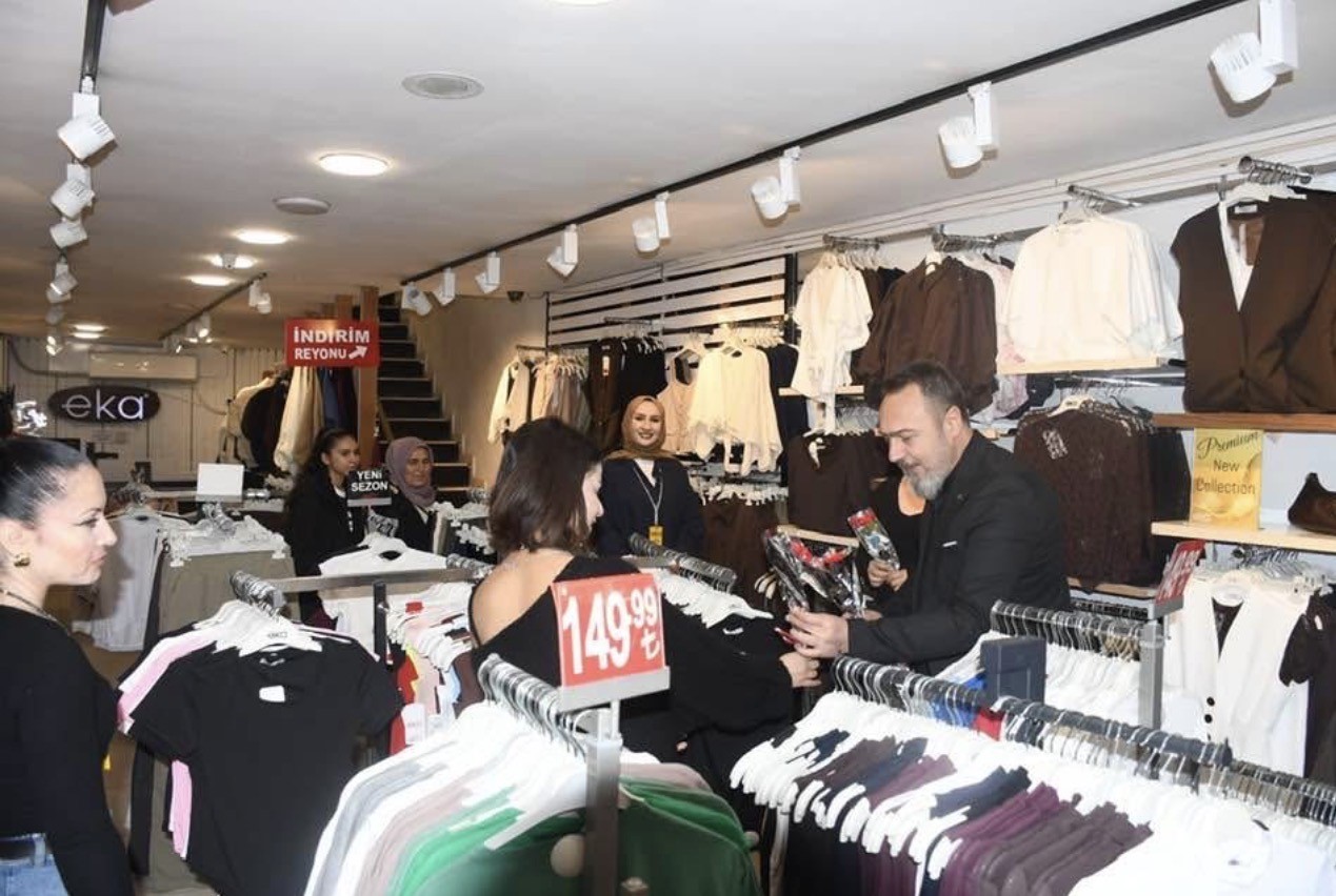 Ağrılılardan Manisa sokaklarında 404 karanfille kutlama
