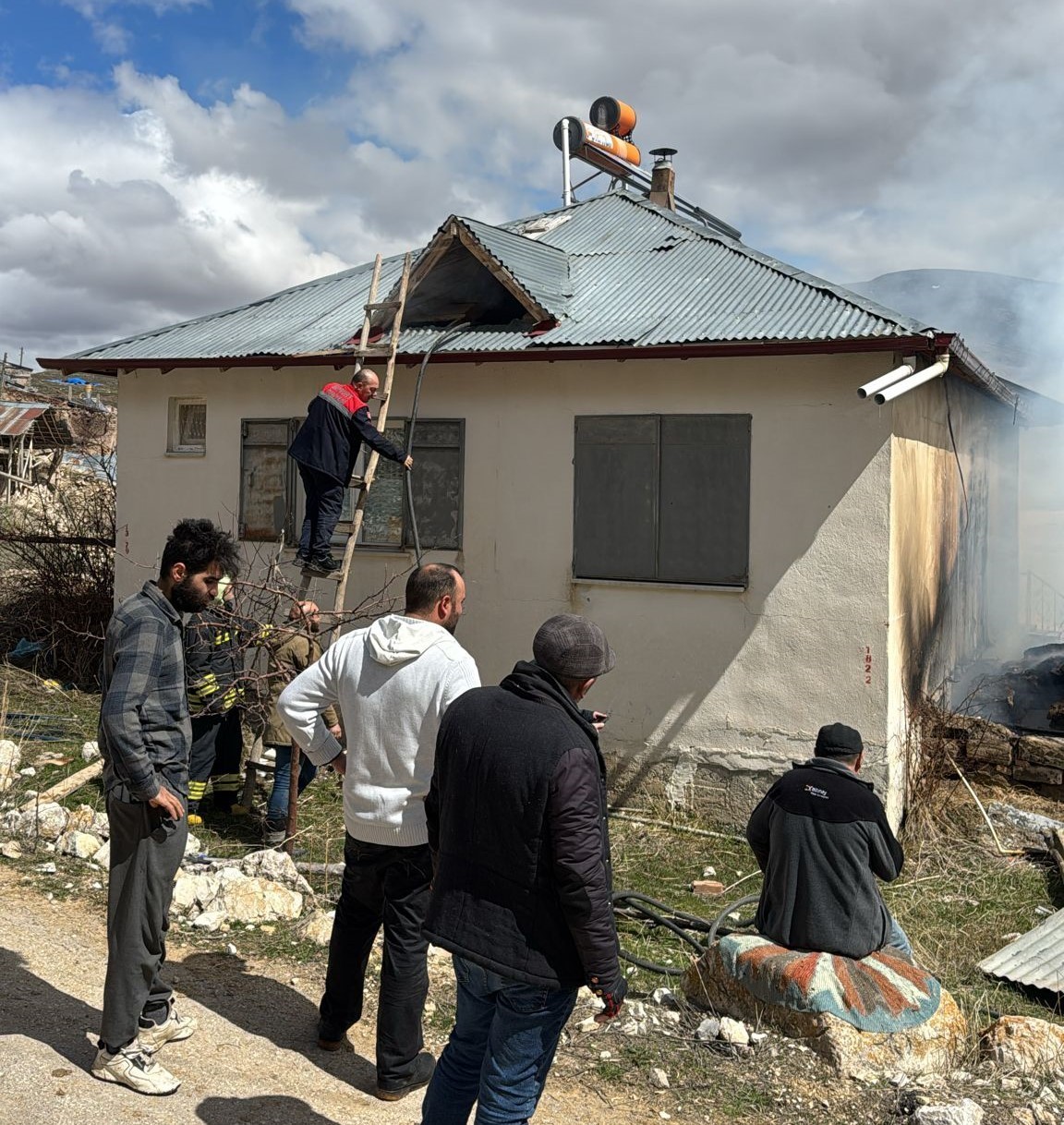 Ahırda çıkan yangın eve sıçramadan söndürüldü
