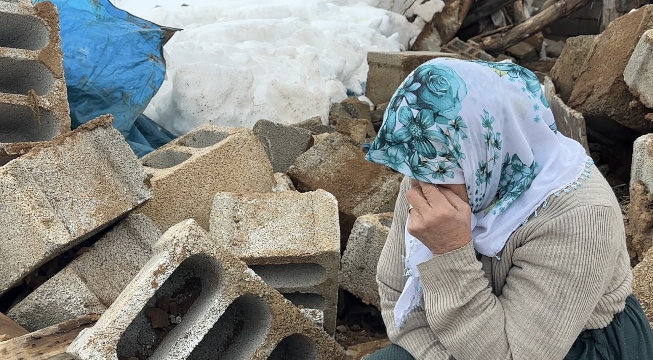 Ahırı çöken Zine teyzeye belediye başkanı yeni ahır için destek çıktı
