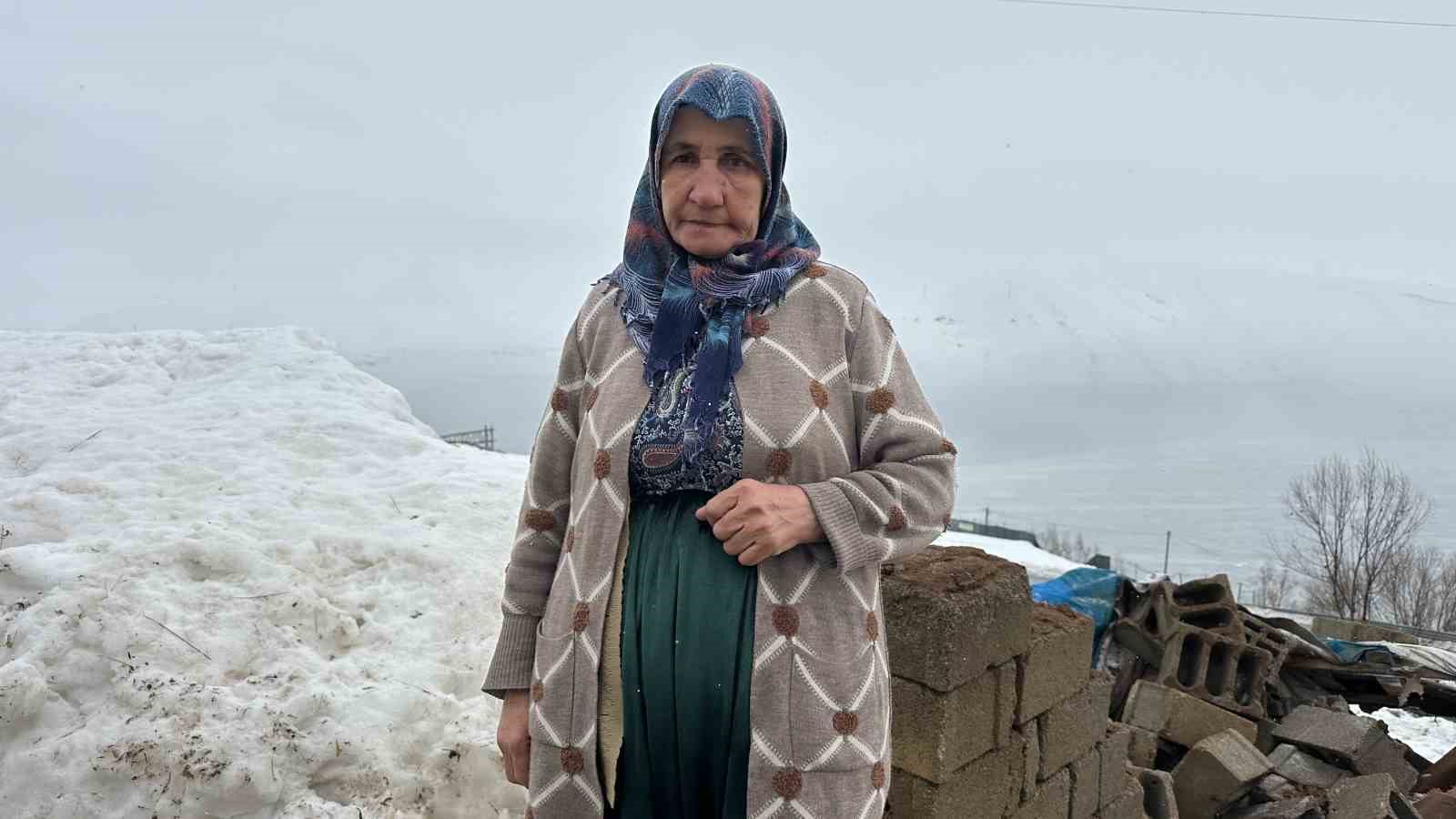 Ahırı çöken Zine teyzeye belediye başkanı yeni ahır için destek çıktı
