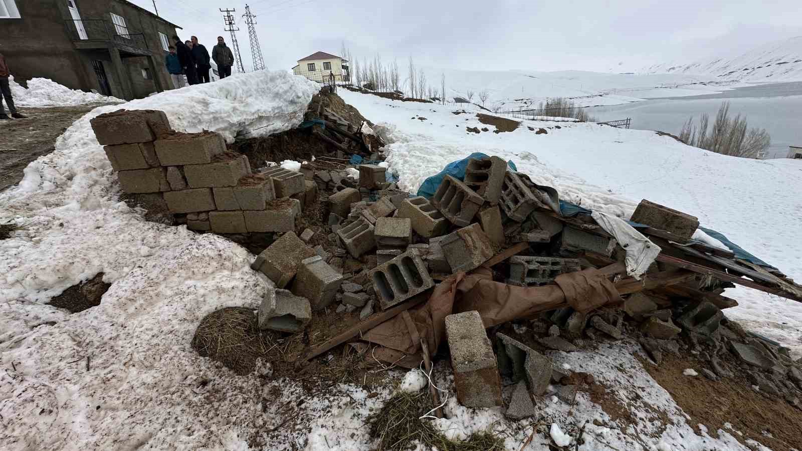 Ahırı çöken Zine teyzeye belediye başkanı yeni ahır için destek çıktı
