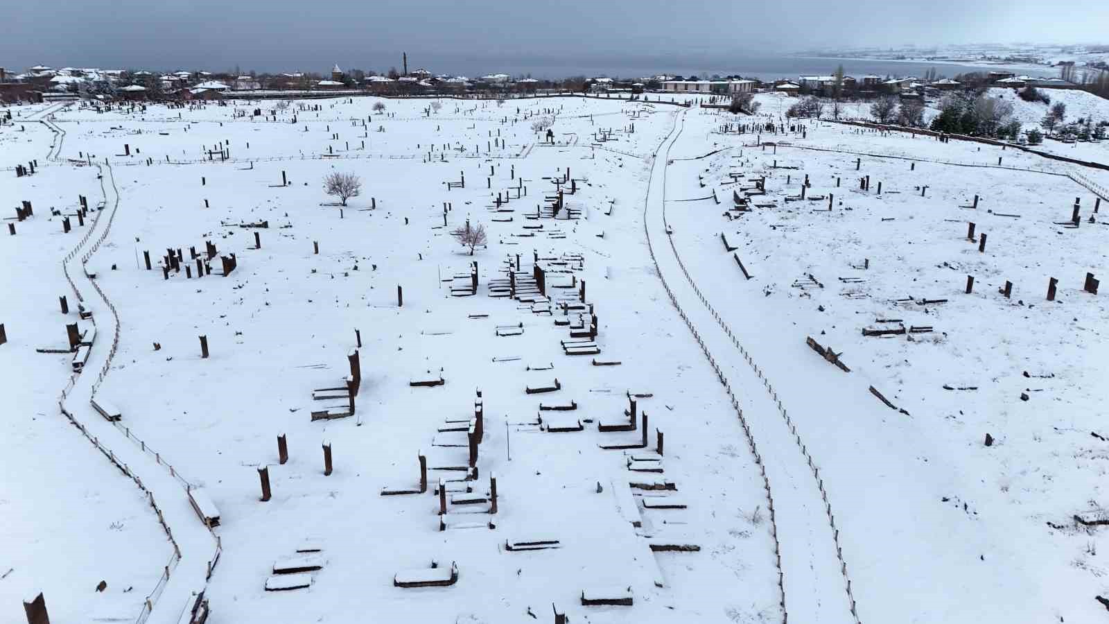 Ahlat’ın tarihi mekanlarında kar güzelliği

