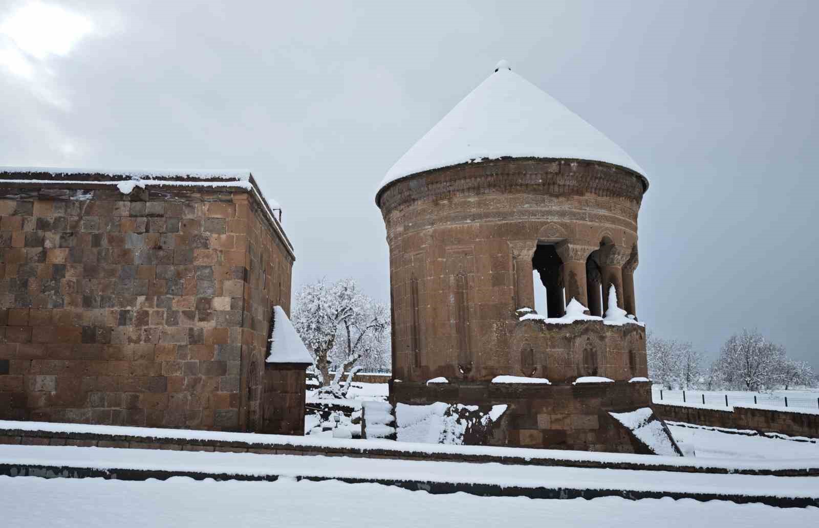 Ahlat’ın tarihi mekanlarında kar güzelliği
