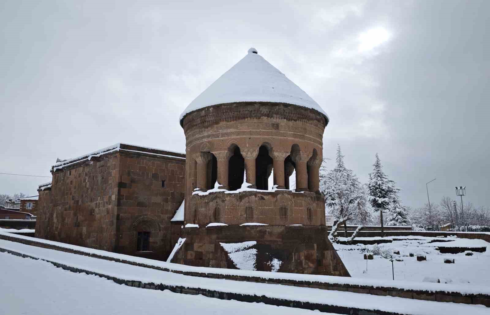 Ahlat’ın tarihi mekanlarında kar güzelliği
