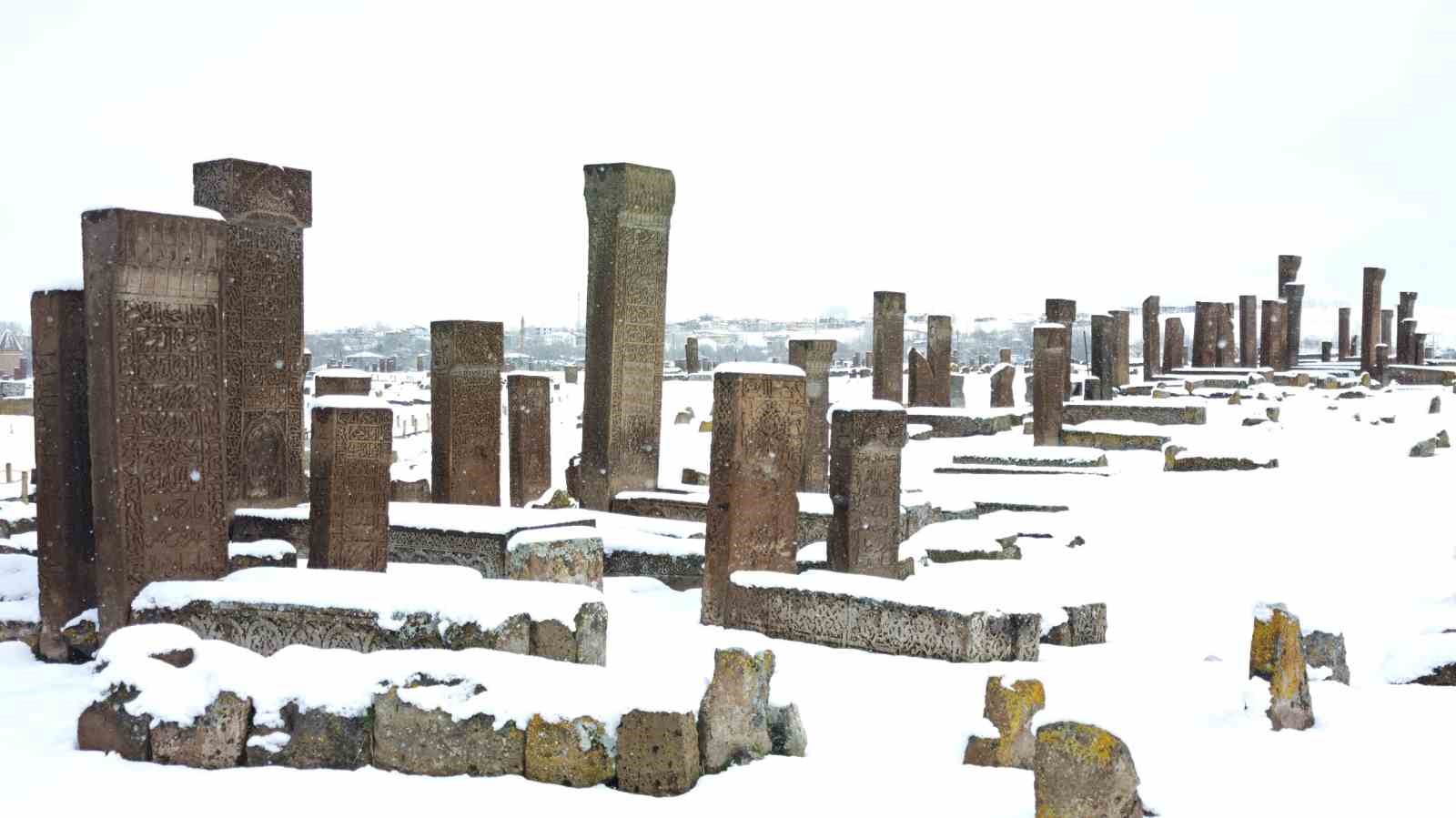 Ahlat’ın tarihi mekanlarında kar güzelliği
