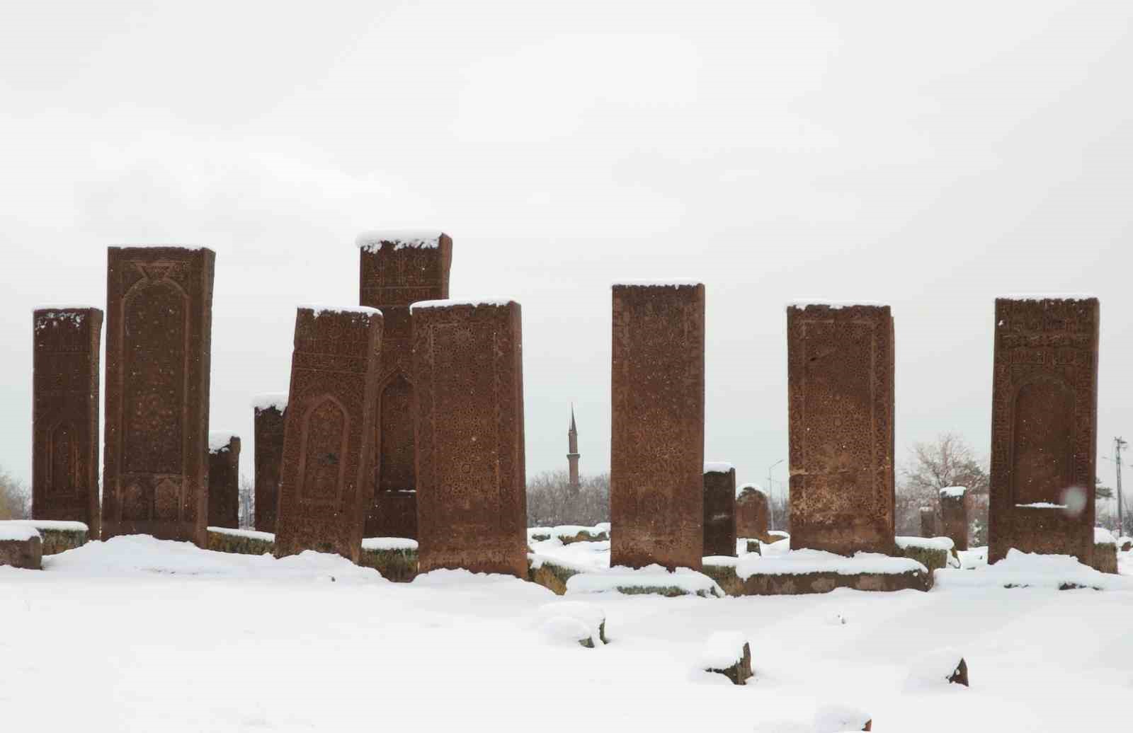 Ahlat’ın tarihi mekanlarında kar güzelliği

