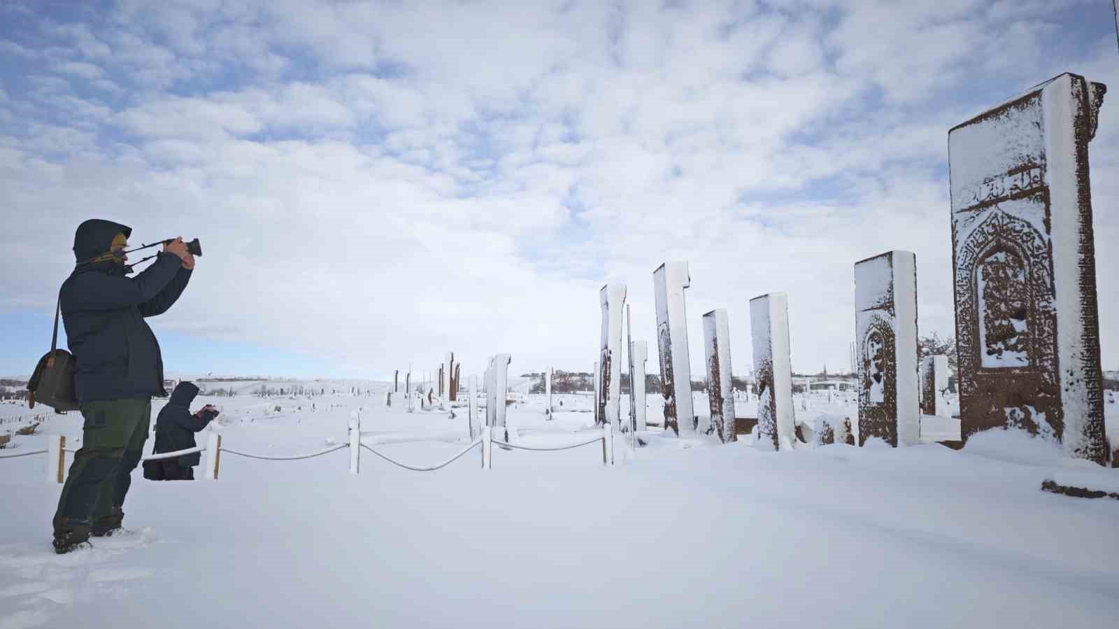 Ahlat’ın tarihi mekanlarından kartpostallık kar manzaraları
