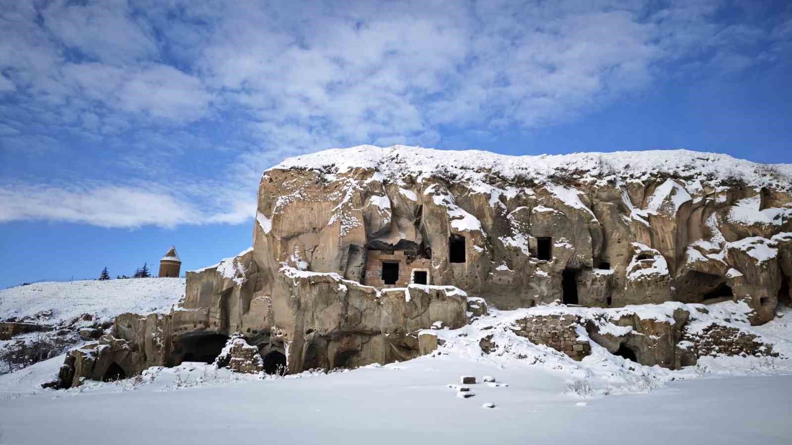 Ahlat’ın tarihi mekanlarından kartpostallık kar manzaraları
