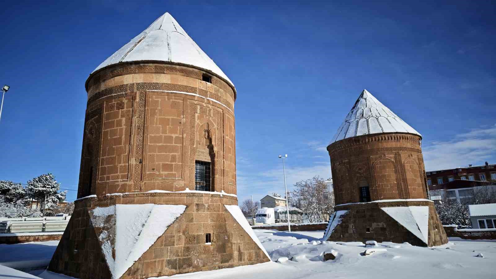 Ahlat’ın tarihi mekanlarından kartpostallık kar manzaraları
