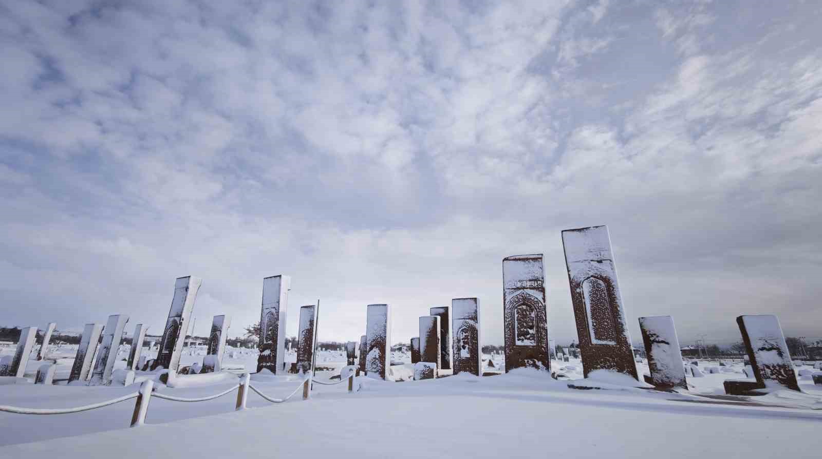 Ahlat’ın tarihi mekanlarından kartpostallık kar manzaraları
