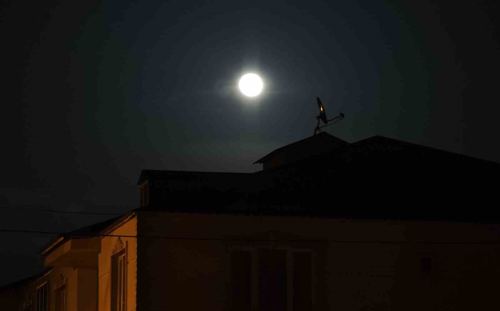 Ahlat’ta dolunay hayranlık uyandırdı
