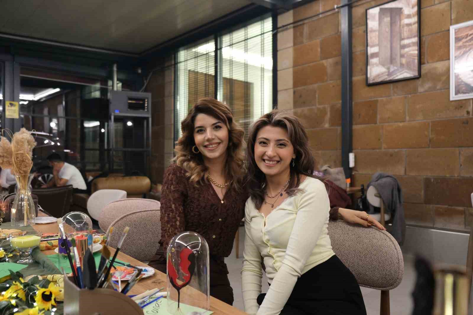 Ahlat’ta iftar sonrası cam fanus boyama etkinliği
