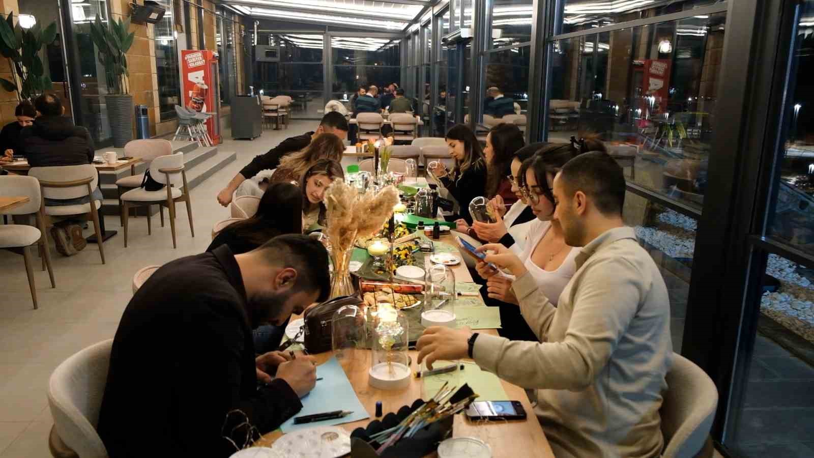 Ahlat’ta iftar sonrası cam fanus boyama etkinliği
