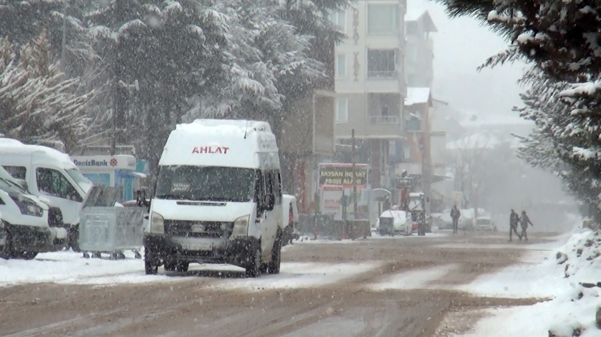 Ahlat’ta mart karı sürprizi: 11 köy yolu ulaşıma kapandı
