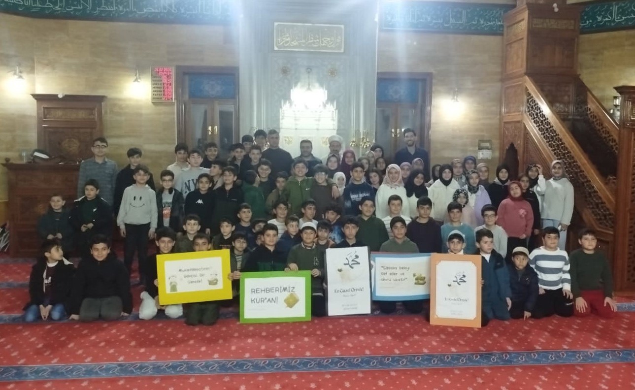 Ahlat’ta öğrenciler teravihte buluştu
