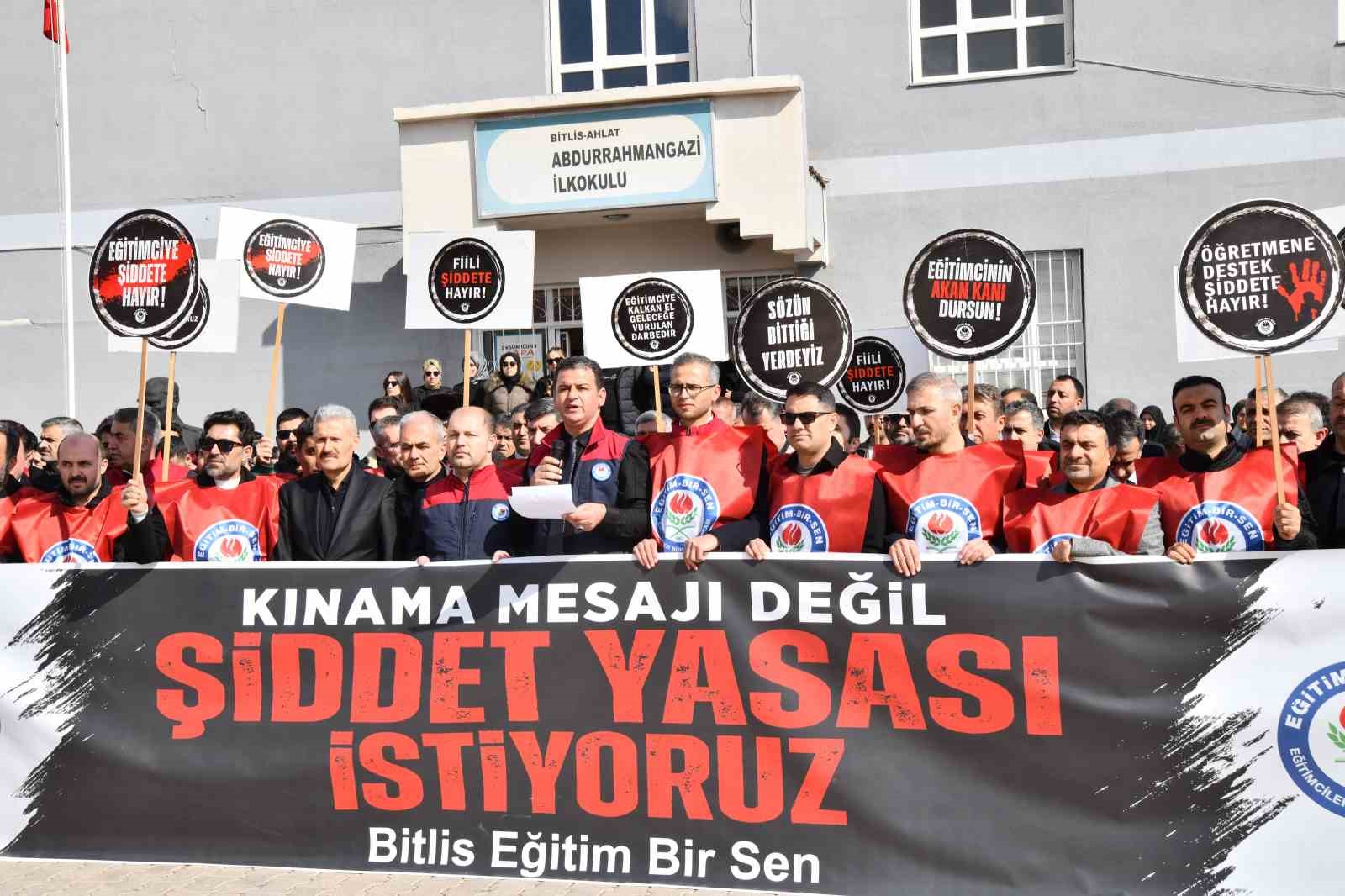 Ahlat’ta okul müdürlerine saldırı görüntüleri ortaya çıktı
