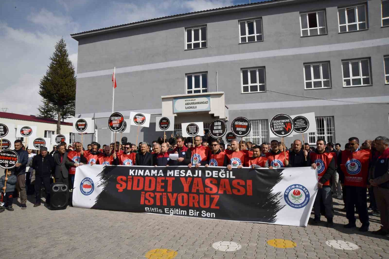 Ahlat’ta okul müdürlerine saldırı görüntüleri ortaya çıktı
