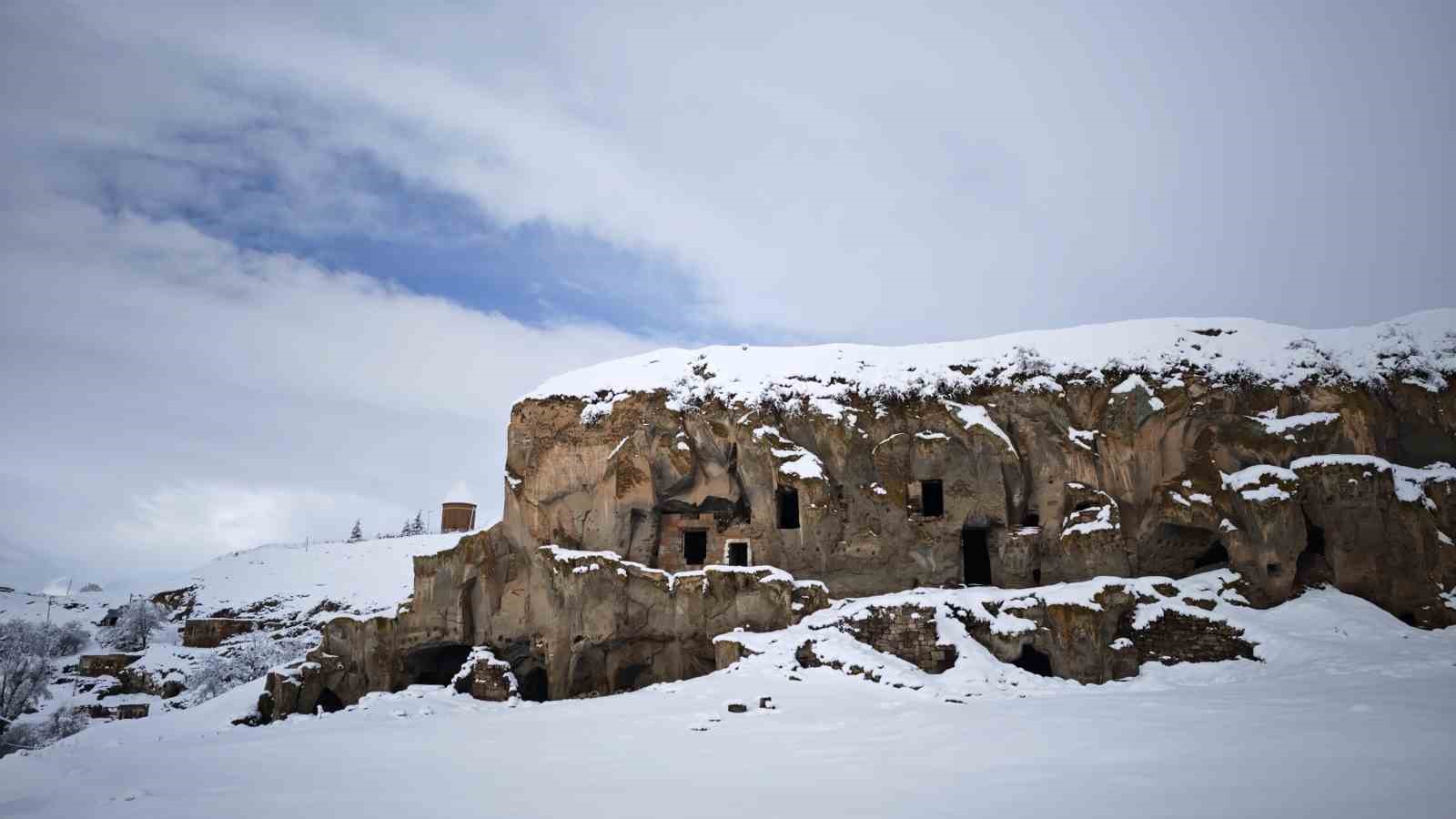 Ahlat’ta tarih beyaza büründü
